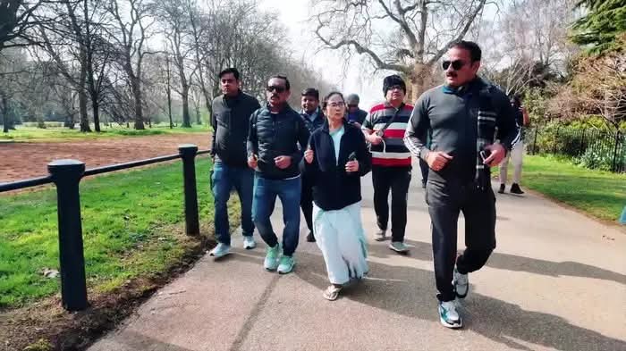 सादगी हो तो ऐसी...London में साड़ी और चप्पल में ममता बनर्जी ने की जॉगिंग