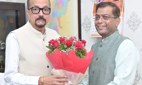 राज्य निर्वाचन आयुक्त अजय सिंह ने की राज्यपाल रमेन डेका से मुलाकात राज्य निर्वाचन आयुक्त अजय सिंह ने की राज्यपाल रमेन डेका से मुलाकात