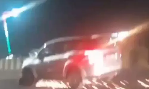 BIG BREAKING: SUV में फंसकर घिसटती रही स्कूटी, देखें खौफनाक VIDEO...