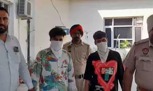 Amritsar: झपटमारी के तीन मामले सुलझाए गए, दो गिरफ्तार Amritsar: झपटमारी के तीन मामले सुलझाए गए, दो गिरफ्तार