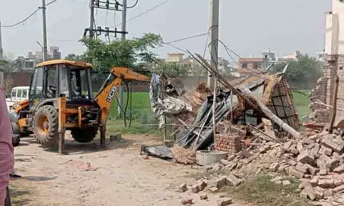 Amritsar पुलिस ने दो ड्रग तस्करों के घर ध्वस्त किए Amritsar पुलिस ने दो ड्रग तस्करों के घर ध्वस्त किए