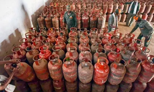 Jammu: 12 मुफ्त गैस सिलेंडर देने के प्रस्ताव पर विचार चल रहा Jammu: 12 मुफ्त गैस सिलेंडर देने के प्रस्ताव पर विचार चल रहा