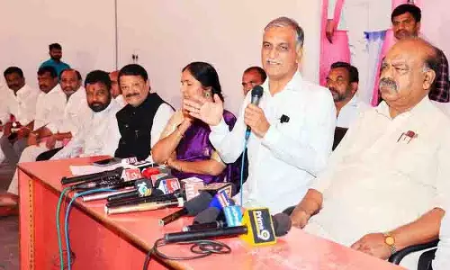 सरकार के पास फंड नहीं है तो वह बड़े ठेकेदारों के बिल कैसे चुका रही
