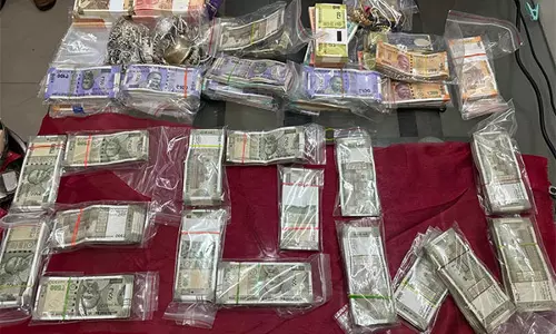 बैंक गबन मामले में ACB ने कई स्थानों पर छापेमारी की बैंक गबन मामले में ACB ने कई स्थानों पर छापेमारी की