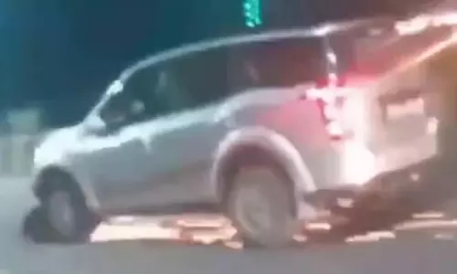 तेज रफ्तार SUV ने भाई-बहन को कुचला, कई किलोमीटर तक घसीटी स्कूटी