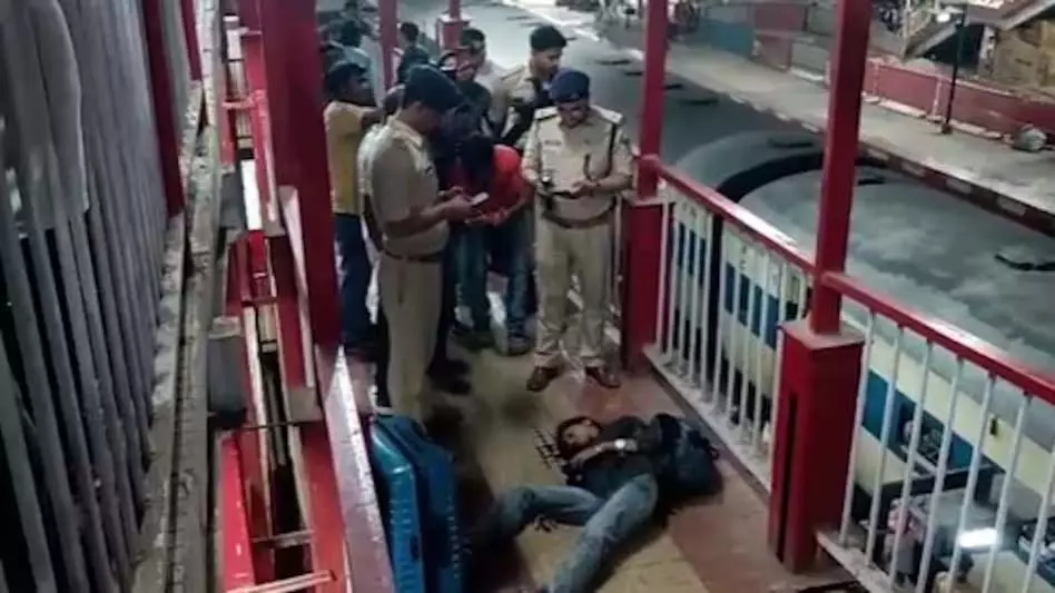 ट्रिपल मर्डर रेलवे स्टेशन में, फायरिंग कर हमलावर फरार ट्रिपल मर्डर रेलवे स्टेशन में, फायरिंग कर हमलावर फरार