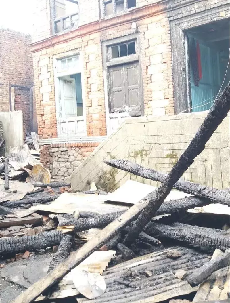 Baramulla में आग से 28 परिवार बेघर हो गए Baramulla में आग से 28 परिवार बेघर हो गए