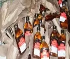 Jharkhand : ब्रांडेड टैग लगाकर ग्राहकों को परोसते थे लोकल शराब, कैसे पकड़ी गई शराब फैक्ट्री Jharkhand : ब्रांडेड टैग लगाकर ग्राहकों को परोसते थे लोकल शराब, कैसे पकड़ी गई शराब फैक्ट्री