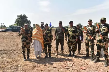 BSF ने पाकिस्तानी महिला वापस भेजा, 5 दिन तक सुरक्षा एजेंसियों ने की पूछताछ BSF ने पाकिस्तानी महिला वापस भेजा, 5 दिन तक सुरक्षा एजेंसियों ने की पूछताछ