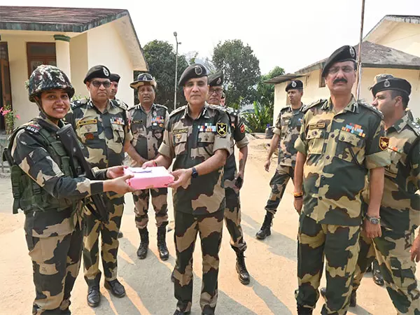 ADG BSF पूर्वी कमान रवि गांधी ने त्रिपुरा में बीओपी खंतलंग और पुष्पपरमपारा का दौरा किया ADG BSF पूर्वी कमान रवि गांधी ने त्रिपुरा में बीओपी खंतलंग और पुष्पपरमपारा का दौरा किया