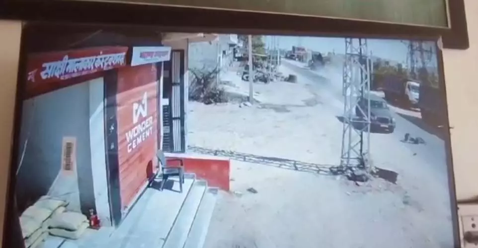 थार ने छात्रा को लिया चपेट में, हादसा सीसीटीवी कैमरे में कैद थार ने छात्रा को लिया चपेट में, हादसा सीसीटीवी कैमरे में कैद