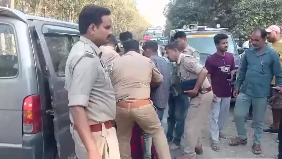 बस ने ली 4 लोगों की जान, बाइक को कुचला बस ने ली 4 लोगों की जान, बाइक को कुचला