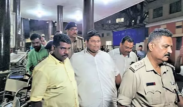 बेलगाम में मराठी युवाओं को सम्मानित किया गया: MES नेता शुभम शेल्के गिरफ्तार बेलगाम में मराठी युवाओं को सम्मानित किया गया: MES नेता शुभम शेल्के गिरफ्तार