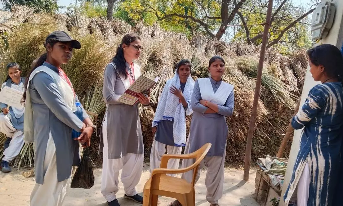 Ambedkar Nagar: स्वयंसेवकों ने ग्रामीणों को जागरूक किया Ambedkar Nagar: स्वयंसेवकों ने ग्रामीणों को जागरूक किया