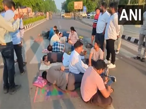 Odisha: विधायकों के निलंबन के बाद कांग्रेस कार्यकर्ताओं ने जारी रखा विरोध प्रदर्शन Odisha: विधायकों के निलंबन के बाद कांग्रेस कार्यकर्ताओं ने जारी रखा विरोध प्रदर्शन