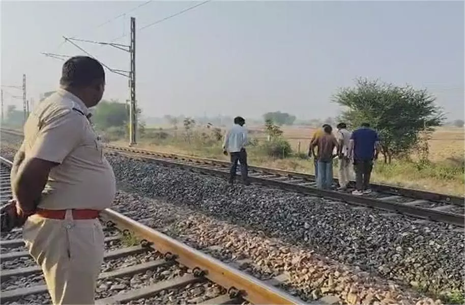 Haryana : रेलवे ट्रैक पर मिला 3 साल के मासूम का शव, फैली सनसनी Haryana : रेलवे ट्रैक पर मिला 3 साल के मासूम का शव, फैली सनसनी