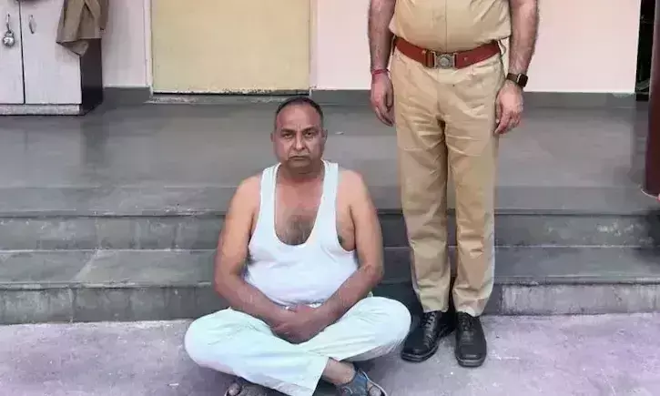 Jaipur: फर्जी IAS गिरफ्तार, स्पेशल-26 की तरह होटल में इंटरव्यू कराया Jaipur: फर्जी IAS गिरफ्तार, स्पेशल-26 की तरह होटल में इंटरव्यू कराया