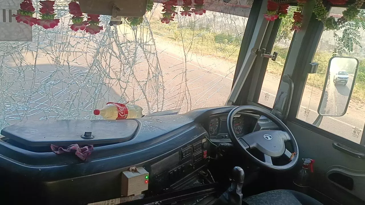 Haryana Accident: ओवरटेक करते समय बस और ट्रक में टक्कर, 25 लोग घायल Haryana Accident: ओवरटेक करते समय बस और ट्रक में टक्कर, 25 लोग घायल