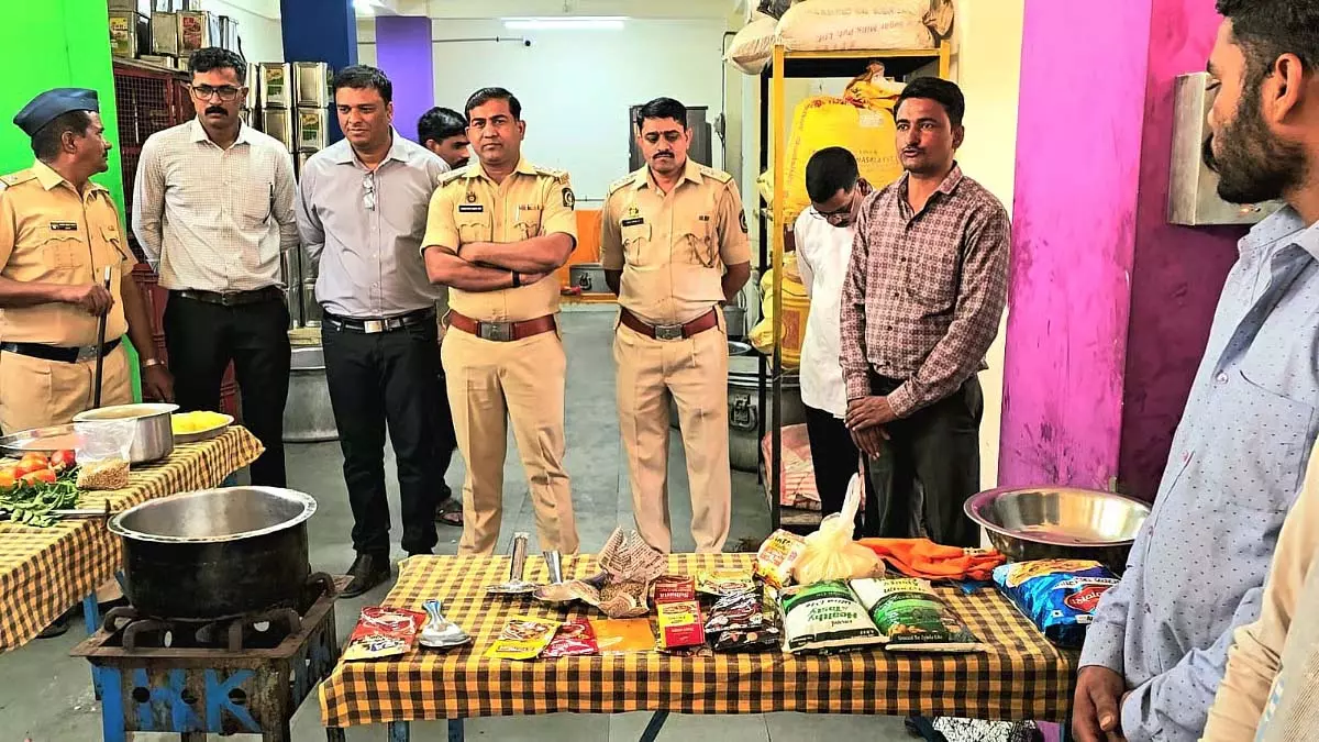 Maharashtra : सतारा जेल ने कैदियों के पुनर्वास में सहायता के लिए फास्ट फूड प्रशिक्षण शुरू किया Maharashtra : सतारा जेल ने कैदियों के पुनर्वास में सहायता के लिए फास्ट फूड प्रशिक्षण शुरू किया