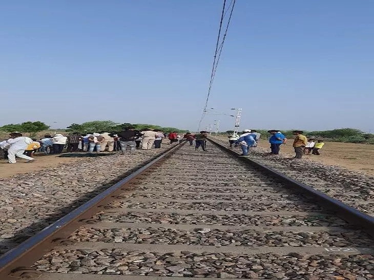 Aligarh: युगल ने ट्रेन के आगे कूद आत्महत्या की Aligarh: युगल ने ट्रेन के आगे कूद आत्महत्या की
