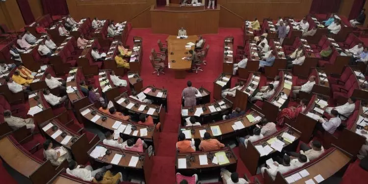 ओडिशा विधानसभा में हंगामा, विपक्ष ने घंटे-घड़ियाल बजाए, नारेबाजी की ओडिशा विधानसभा में हंगामा, विपक्ष ने घंटे-घड़ियाल बजाए, नारेबाजी की