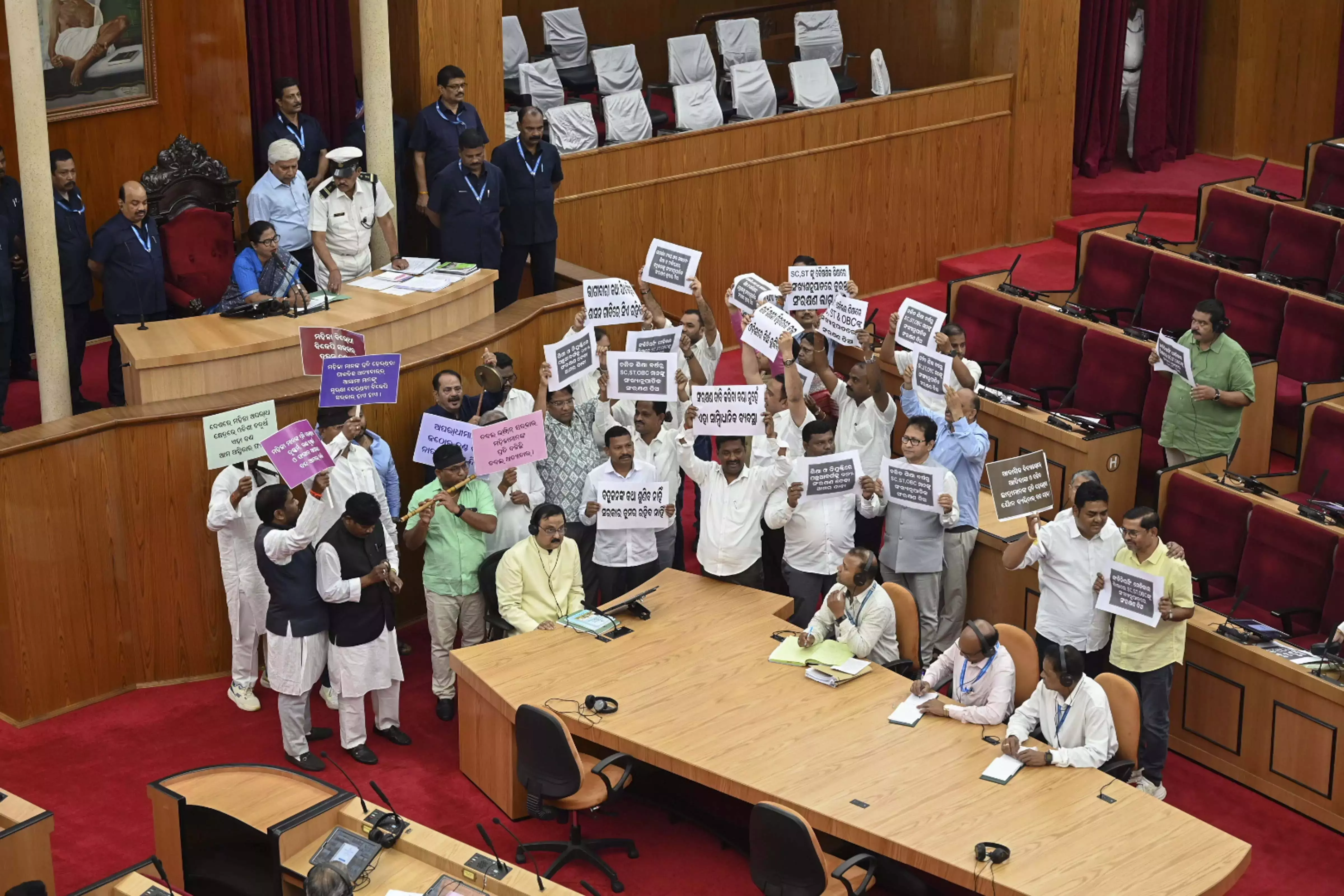 Odisha: विधायकों के निलंबन के बाद कांग्रेस कार्यकर्ताओं का विरोध प्रदर्शन जारी Odisha: विधायकों के निलंबन के बाद कांग्रेस कार्यकर्ताओं का विरोध प्रदर्शन जारी