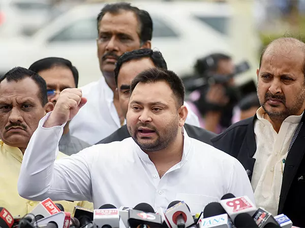 तेजस्वी यादव ने Nitish Kumar की राबड़ी देवी पर कथित अपमानजनक टिप्पणी की निंदा की तेजस्वी यादव ने Nitish Kumar की राबड़ी देवी पर कथित अपमानजनक टिप्पणी की निंदा की
