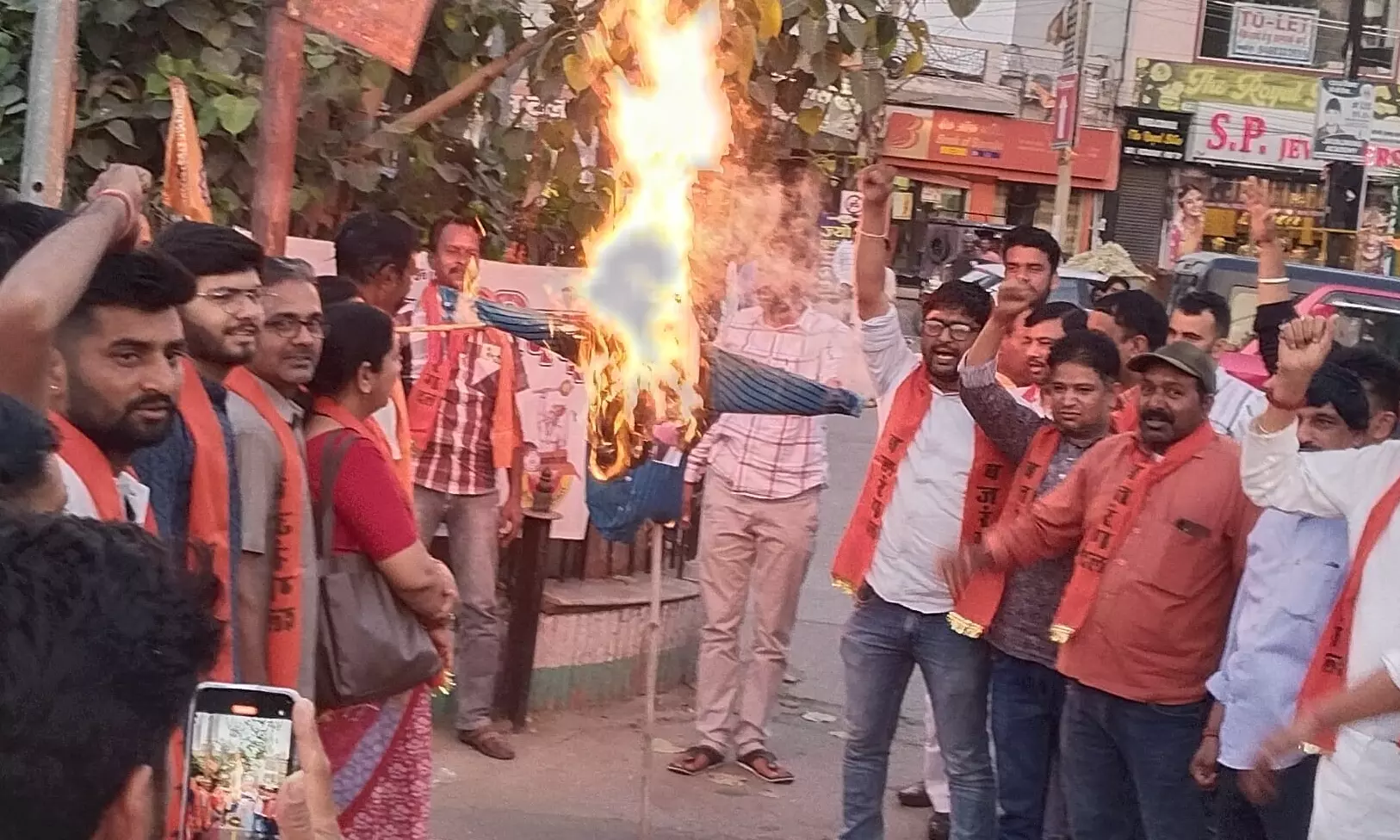 Sikar: विश्व हिंदू परिषद ने सपा सांसद रामजीलाल सुमन का पुतला फूंका Sikar: विश्व हिंदू परिषद ने सपा सांसद रामजीलाल सुमन का पुतला फूंका