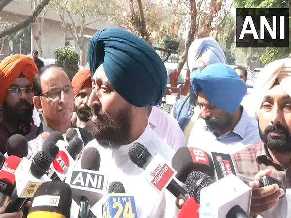 पंजाब बजट को लेकर विपक्ष के नेता प्रताप सिंह बाजवा ने AAP सरकार की आलोचना की पंजाब बजट को लेकर विपक्ष के नेता प्रताप सिंह बाजवा ने AAP सरकार की आलोचना की
