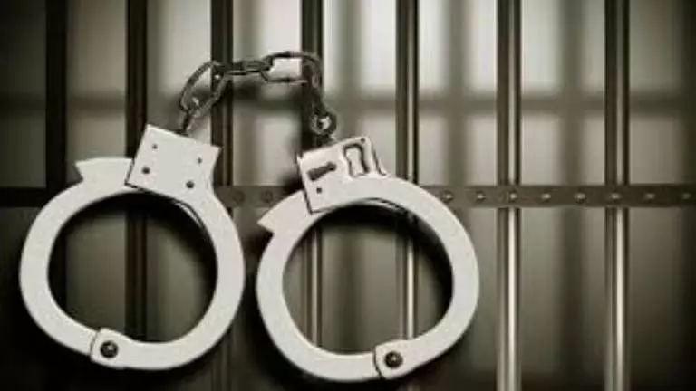 Ponda: 13 वर्षीय बच्चे को अश्लील सामग्री भेजने के आरोप में पुरुष शिक्षक गिरफ्तार Ponda: 13 वर्षीय बच्चे को अश्लील सामग्री भेजने के आरोप में पुरुष शिक्षक गिरफ्तार