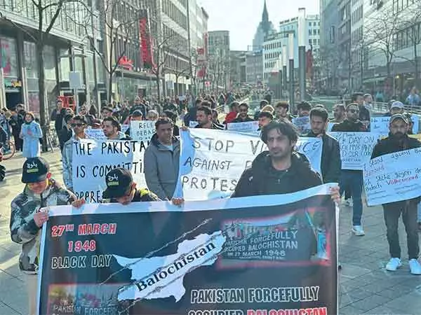 बलूचिस्तान पर Pak के कब्जे की 77वीं वर्षगांठ मनाने के लिए BNM ने जर्मनी में विरोध प्रदर्शन किया बलूचिस्तान पर Pak के कब्जे की 77वीं वर्षगांठ मनाने के लिए BNM ने जर्मनी में विरोध प्रदर्शन किया