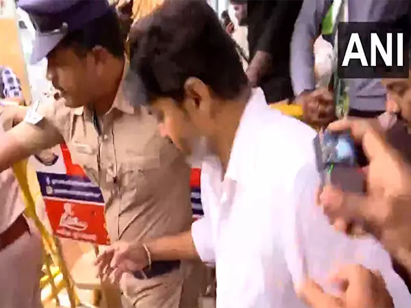 TVK प्रमुख विजय ने फिल्म निर्देशक मनोज भारतीराजा को श्रद्धांजलि दी TVK प्रमुख विजय ने फिल्म निर्देशक मनोज भारतीराजा को श्रद्धांजलि दी