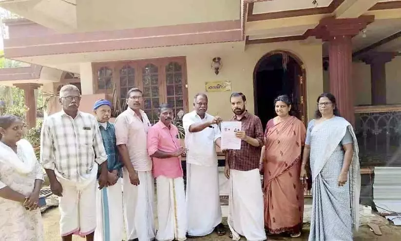 Kerala: एक दम्पति का उदाहरण जिन्होंने आंगनवाड़ी के लिए भूमि दान की Kerala: एक दम्पति का उदाहरण जिन्होंने आंगनवाड़ी के लिए भूमि दान की
