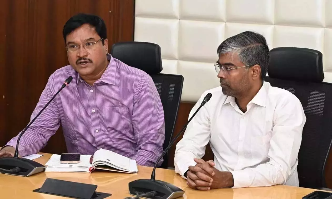 GHMC-HYDRAA आयुक्तों ने मानसून कार्य योजनाओं और अग्नि दुर्घटना रोकथाम पर चर्चा की GHMC-HYDRAA आयुक्तों ने मानसून कार्य योजनाओं और अग्नि दुर्घटना रोकथाम पर चर्चा की