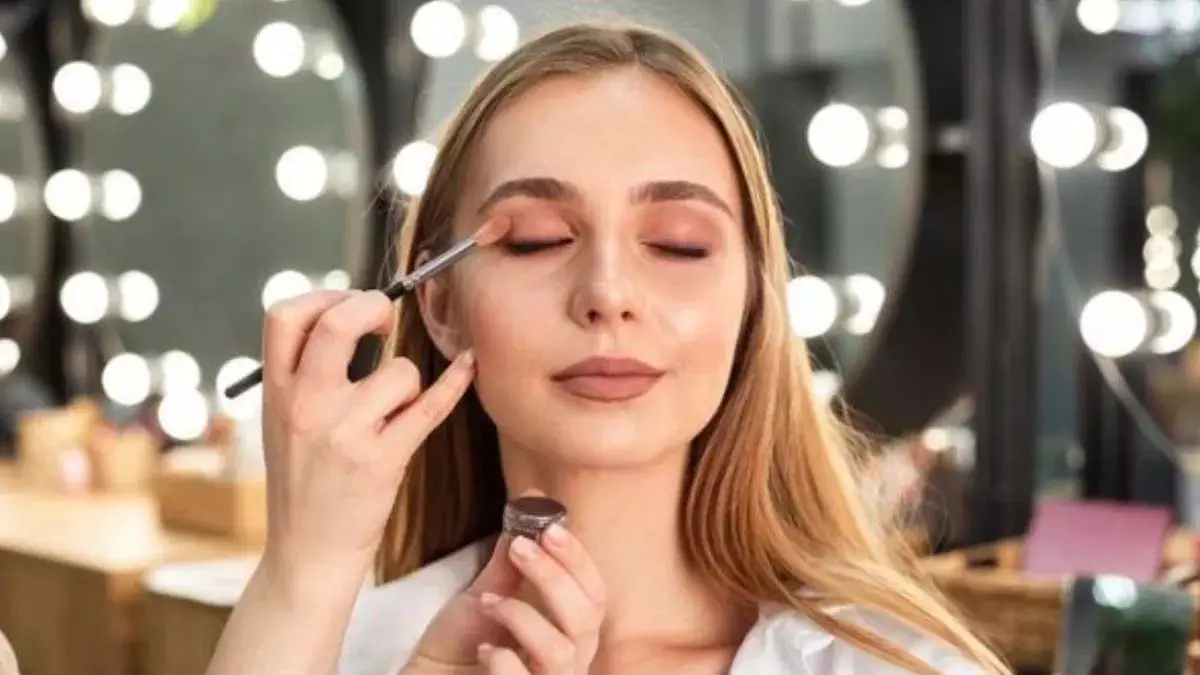 Makeup Tips : पहली बार करने जा रहीं हैं मेकअप की शुरुआत तो ये 5 जरूरी टिप्स Makeup Tips : पहली बार करने जा रहीं हैं मेकअप की शुरुआत तो ये 5 जरूरी टिप्स