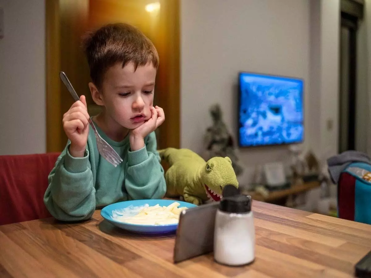 Parenting Tips : इन आसान तरीकों से बच्चे की स्क्रीन वाली खाने की आदत छुड़ाएं Parenting Tips : इन आसान तरीकों से बच्चे की स्क्रीन वाली खाने की आदत छुड़ाएं