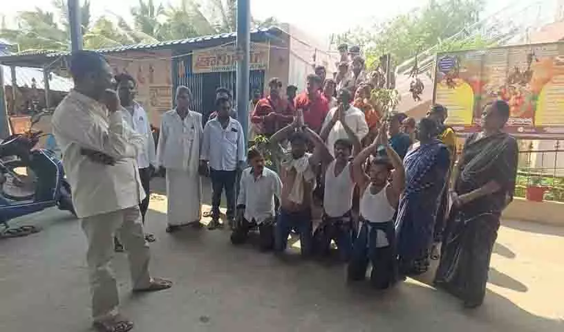 Kothagudem मंदिर बोर्ड विवाद, ग्रामीणों ने ट्रस्टी बोर्ड के शपथ ग्रहण समारोह को रोकने की मांग की Kothagudem मंदिर बोर्ड विवाद, ग्रामीणों ने ट्रस्टी बोर्ड के शपथ ग्रहण समारोह को रोकने की मांग की