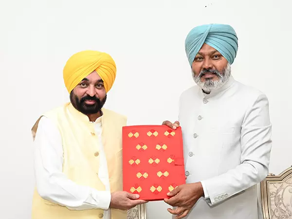 पंजाब के वित्त मंत्री हरपाल सिंह चीमा ने बजट पेश होने से पहले CM मान से की मुलाकात पंजाब के वित्त मंत्री हरपाल सिंह चीमा ने बजट पेश होने से पहले CM मान से की मुलाकात