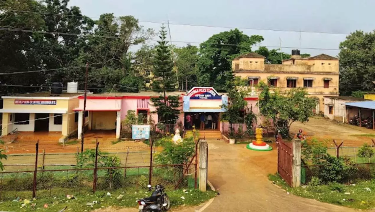 Odisha: मयूरभंज में जंगल में नग्न अवस्था में फंदे से लटकता मिला शिक्षक Odisha: मयूरभंज में जंगल में नग्न अवस्था में फंदे से लटकता मिला शिक्षक
