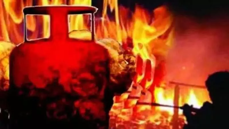 घर में सिलेंडर विस्फोट; गंभीर रूप से झुलसे दंपत्ति की हालत गंभीर घर में सिलेंडर विस्फोट; गंभीर रूप से झुलसे दंपत्ति की हालत गंभीर