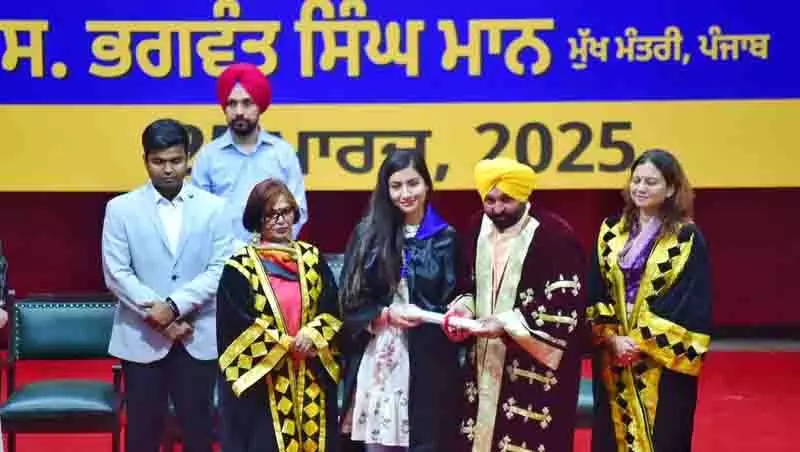 Ludhiana: वार्षिक दीक्षांत समारोह में लड़कियों को राजनीति में आने के लिए प्रोत्साहित किया Ludhiana: वार्षिक दीक्षांत समारोह में लड़कियों को राजनीति में आने के लिए प्रोत्साहित किया