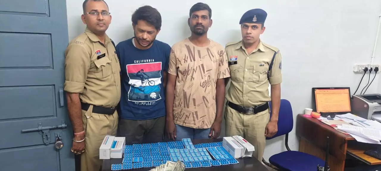 Raipur Breaking: राजातालाब में नशीली टेबलेट बेचते 2 तस्कर गिरफ्तार Raipur Breaking: राजातालाब में नशीली टेबलेट बेचते 2 तस्कर गिरफ्तार