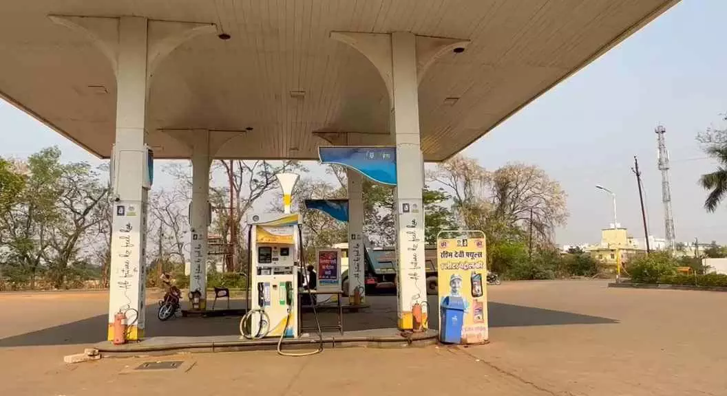 पेट्रोल पंप पर बदमाशों ने कर्मचारी को बेरहमी से पीटा, देखें VIDEO... पेट्रोल पंप पर बदमाशों ने कर्मचारी को बेरहमी से पीटा, देखें VIDEO...