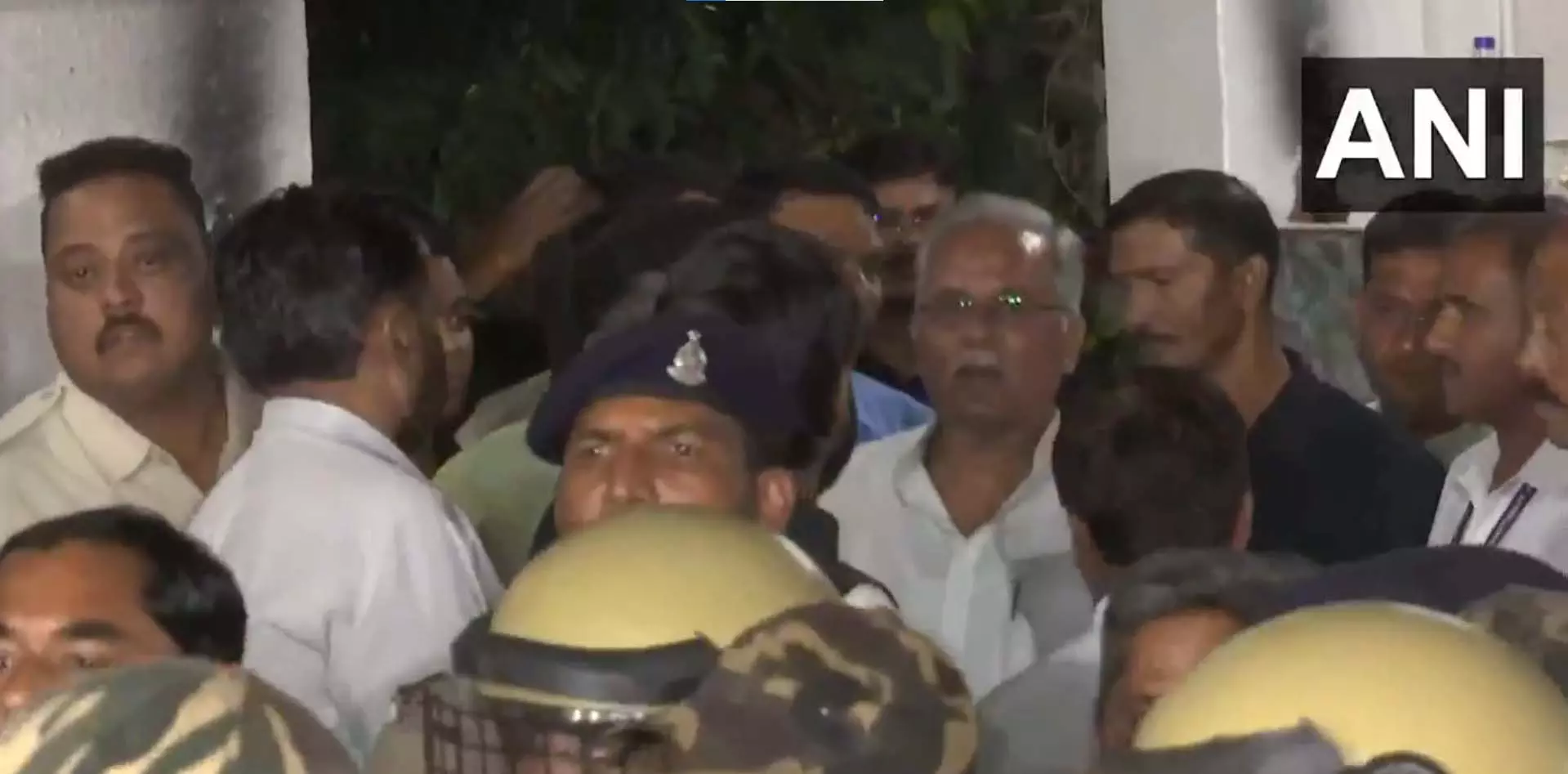 CG BREAKING: 14 घंटे बाद आवास से बाहर निकले भूपेश बघेल, देखें VIDEO... CG BREAKING: 14 घंटे बाद आवास से बाहर निकले भूपेश बघेल, देखें VIDEO...
