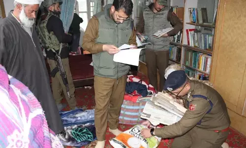 गंदेरबल पुलिस ने प्रतिबंधित संगठनों के खिलाफ कई स्थानों पर छापेमारी की गंदेरबल पुलिस ने प्रतिबंधित संगठनों के खिलाफ कई स्थानों पर छापेमारी की