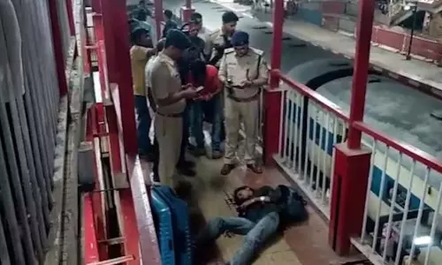 ट्रिपल मर्डर रेलवे स्टेशन में, फायरिंग कर हमलावर फरार