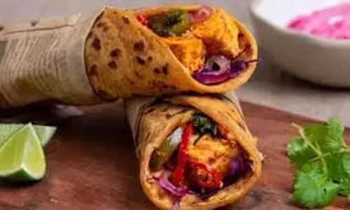 Paneer Kathi Roll: घर पर आसानी से बनाएं स्वादिष्ट पनीर काठी रोल, जानें रेसिपी Paneer Kathi Roll: घर पर आसानी से बनाएं स्वादिष्ट पनीर काठी रोल, जानें रेसिपी