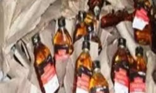 Jharkhand : ब्रांडेड टैग लगाकर ग्राहकों को परोसते थे लोकल शराब, कैसे पकड़ी गई शराब फैक्ट्री Jharkhand : ब्रांडेड टैग लगाकर ग्राहकों को परोसते थे लोकल शराब, कैसे पकड़ी गई शराब फैक्ट्री