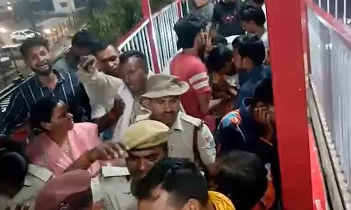 बंदूकधारी ने बाप-बेटी को गोलियों से भूना, फिर खुद को किया शूट बंदूकधारी ने बाप-बेटी को गोलियों से भूना, फिर खुद को किया शूट
