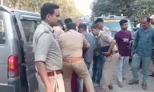 बस ने ली 4 लोगों की जान,  बाइक को कुचला